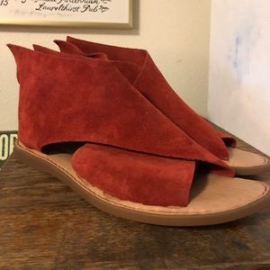 Born Iwa Sandals - Brand New